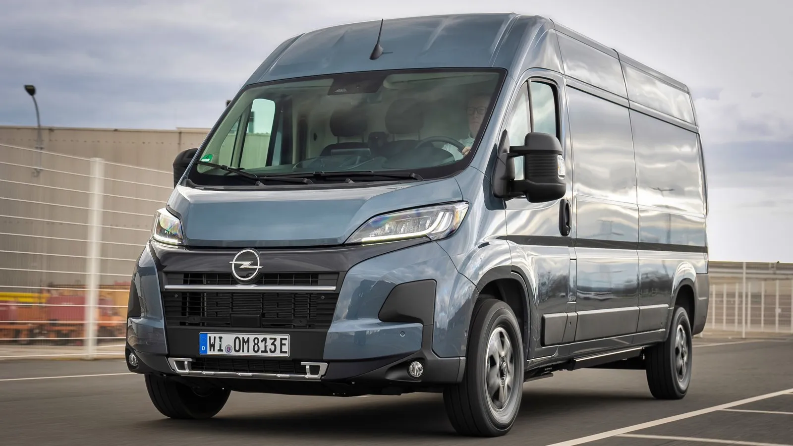 Von Opel kommt als großer Transporter der Movano, hier ebenfalls als batterieelektrische Version.